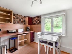 een keuken met een witte tafel en een raam bij Apartment with private terrace in Benneckenstein