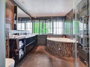 Vonios kambarys apgyvendinimo įstaigoje Tasteful Villa in Didam with Garden