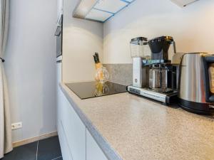 - une cuisine avec un comptoir et une cafetière dans l'établissement Cozy Apartment in Grubbenvorst In a Hotel With Terrace, à Grubbenvorst