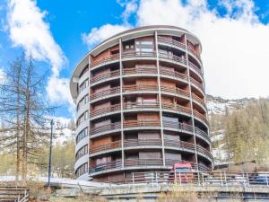 wysoki budynek apartamentowy z kopułą w obiekcie Apartment in Cervinia in a ski resort w mieście Breuil
