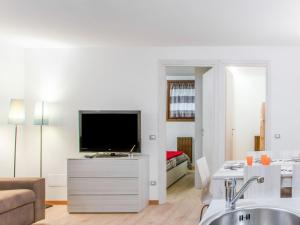 Breuil的住宿－Belvilla by OYO Grand Ourse bilocale，一间客厅,客厅内配有白色梳妆台上的电视