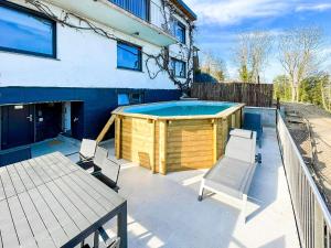 una terraza con piscina, mesa y sillas en Beautiful holiday home in Huy with a terrace, en Huy