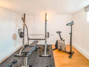 Fitness centrum a/nebo fitness zařízení v ubytování Holiday Home in Huy with Pool and Citadel View