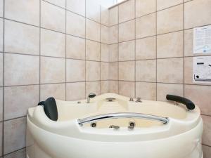 bañera en la esquina del baño en 8 person holiday home in Bogense, en Bogense