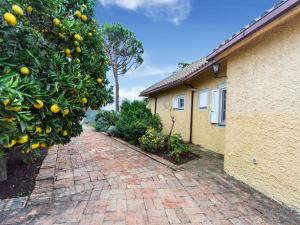 Zdjęcie z galerii obiektu Beautiful holiday home in Ardea with garden w mieście Ardea +32 zdjęcia