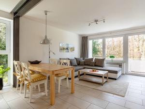 een woonkamer met een tafel en een bank bij Flat in Eutin on the Kleiner Eutiner See lake in Eutin