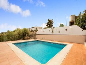 una piscina nel cortile di una casa di Belvilla by OYO La Loma a Los Vados