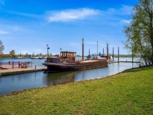 KerkdrielMotorboat Stay on Zandmeren Lake的船停靠在水面上的码头 更多31张照片