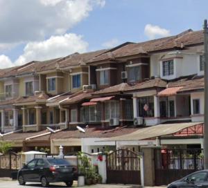 una fila de casas con autos estacionados frente a ellos en HOMESTAY DAMAI PERDANA en Kuala Lumpur