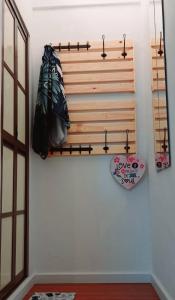 HOMESTAY DAMAI PERDANA في كوالالمبور: غرفة بجدار خشبي عليها حقيبة