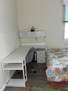 een slaapkamer met een bureau en een bed en een bureau en een stoel bij Resort like stay in a lovely room near UCI in Irvine