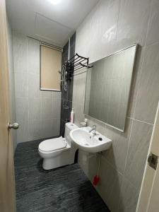 Un baño con inodoro, lavabo y espejo. en Legasi Kampung Baru apartment by rumahrehat, en Kuala Lumpur 80 fotos más