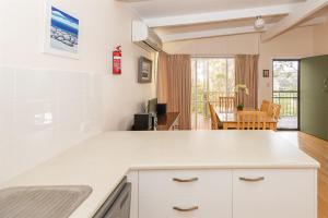 Kuchyň nebo kuchyňský kout v ubytování Batehaven Beach House