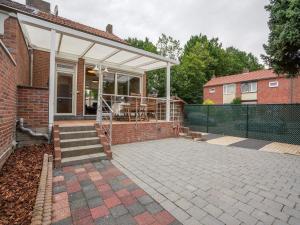 eine Terrasse eines Hauses mit einem Pavillon in der Unterkunft Terraced house in Kerkrade with a garden in Kerkrade