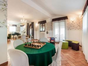 una habitación con una mesa con un tablero de ajedrez. en Belvilla by OYO La Corte en Fermo
