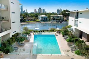 - une vue sur la piscine située dans un bâtiment dans l'établissement ULTIQA Freshwater Point Resort, à Gold Coast