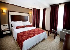 Postel nebo postele na pokoji v ubytování Lavin Hotel & Spa