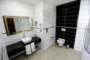 Koupelna v ubytování Lavin Hotel & Spa