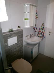 Ein Badezimmer in der Unterkunft Haus ElSaVi