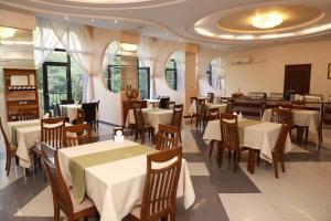 Best Resort Aghveran في Arzakan: مطعم بطاولات وكراسي وغرفة طعام