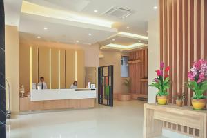 a lobby of a hotel with a reception desk at Hotel Mutiara Padang Sidimpuan Mitra RedDoorz in Padangsidimpuan