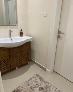 a bathroom with a sink and a mirror at شقة فاخرة في حطين in Riyadh