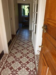 a hallway with a tile floor and an open door at Au coeur de la campagne - Gite non loins d'Annecy- à 17 min d'Annecy - Tout prêt d'Aix les Bains in Saint-Girod