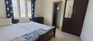 מיטה או מיטות בחדר ב-The Pod Cochin Homestay