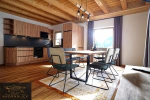 uma sala de jantar com mesa e cadeiras em Chalet Ahornblick em Mühlen