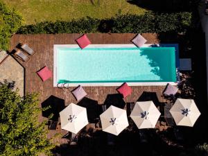 una vista aérea de una piscina con sombrillas en Casa Luxury Suites en Paliouri