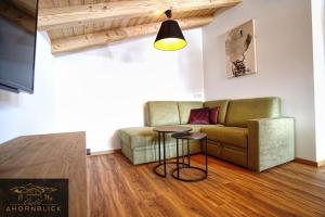 sala de estar con sofá y mesa en Chalet Ahornblick, en Mühlen
