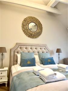 - une chambre avec un grand lit et un miroir mural dans l'établissement Apartamenty Kamienica Arte 5, à Ustka