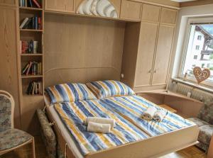 a bedroom with a bed with two towels on it at Studio-Appartement Drei Hörndl in Bad Hofgastein