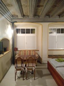 1 dormitorio con 1 cama, 2 sillas y mesa en Historische Renaissance-Stube Kahla, en Kahla