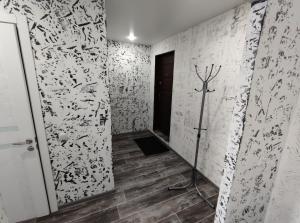 TuymazyにあるSutki 700 Komarova 28の白黒壁紙の廊下