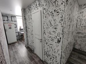TuymazyにあるSutki 700 Komarova 28の白黒の壁紙のドア付きの廊下