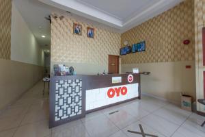 a lobby with a omo counter in a building at Super OYO 90385 H3 Hotel in Yong Peng
