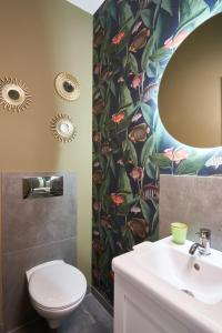 a bathroom with a toilet and a sink at Haus am Meer Sellin App 5 und 6 by Meine Ferienzeit in Ostseebad Sellin +20 photos