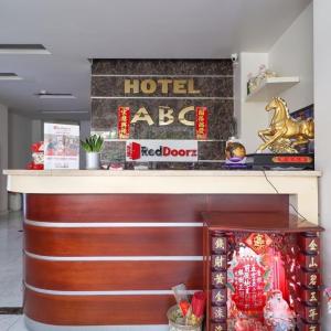 ein Hotel-Abdeckschild über einer Theke in einem Zimmer in der Unterkunft ABC HOTEL BÌNH TÂN in Ho-Chi-Minh-Stadt
