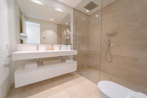 Łazienka w obiekcie Holiday in ground floor apartment in Marbella Club Hills, Benahavis