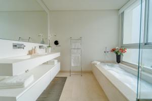 Łazienka w obiekcie Holiday in ground floor apartment in Marbella Club Hills, Benahavis
