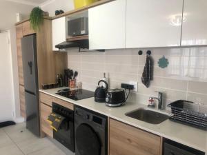 A kitchen or kitchenette at Luxurious Waterfall 1 bedroom Condo With Free Uncapped Wifi