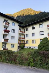 an apartment building with balconies and a mountain in the background at Studio-Appartement Drei Hörndl in Bad Hofgastein
