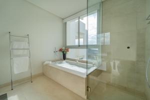 Łazienka w obiekcie Holiday in ground floor apartment in Marbella Club Hills, Benahavis