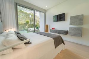 Łóżko lub łóżka w pokoju w obiekcie Holiday in ground floor apartment in Marbella Club Hills, Benahavis
