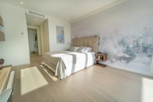 Łóżko lub łóżka w pokoju w obiekcie Holiday in ground floor apartment in Marbella Club Hills, Benahavis
