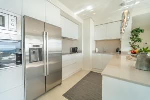 Kuchnia lub aneks kuchenny w obiekcie Holiday in ground floor apartment in Marbella Club Hills, Benahavis