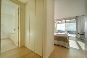 sypialnia z łóżkiem i dużym oknem w obiekcie Holiday in ground floor apartment in Marbella Club Hills, Benahavis w mieście Benahavís