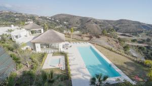 Basen w obiekcie Holiday in ground floor apartment in Marbella Club Hills, Benahavis lub w pobliżu