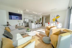 พื้นที่นั่งเล่นของ Holiday in ground floor apartment in Marbella Club Hills, Benahavis